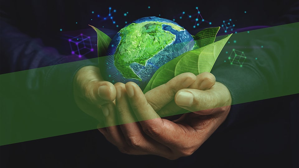 Mani che sorreggono un pianeta verde con foglie e simboli digitali, a rappresentare l’impegno per la sostenibilità e l’innovazione